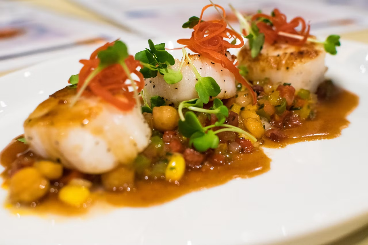 簡單時令美食，味道滿分，150 中央公園餐廳的餐單之亮點，就是以當地搜羅的最時令食材入饌。只消想想讓人食指大動的前菜、經典主菜，以及一系列的誘人甜品，就絕對值得你留肚品嚐。此外，如果你想要喝一杯手工雞尾酒或紅酒，我們保證你可以在酒單找到讓你暢快舉杯慶祝的美酒。