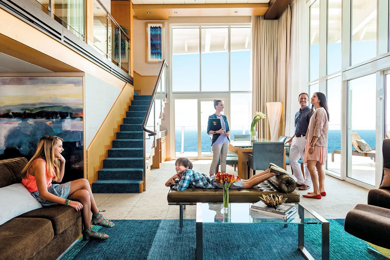 真正的奢華不止體現於設計與設施之中，就連旅遊體驗都應令人難忘—靈感湧現的時刻、超乎期望的服務、獨一無二的歷險，統統是你帶回家的美好回憶。只要入住 皇家套房，以上一切任你探索，精彩之處數之不盡