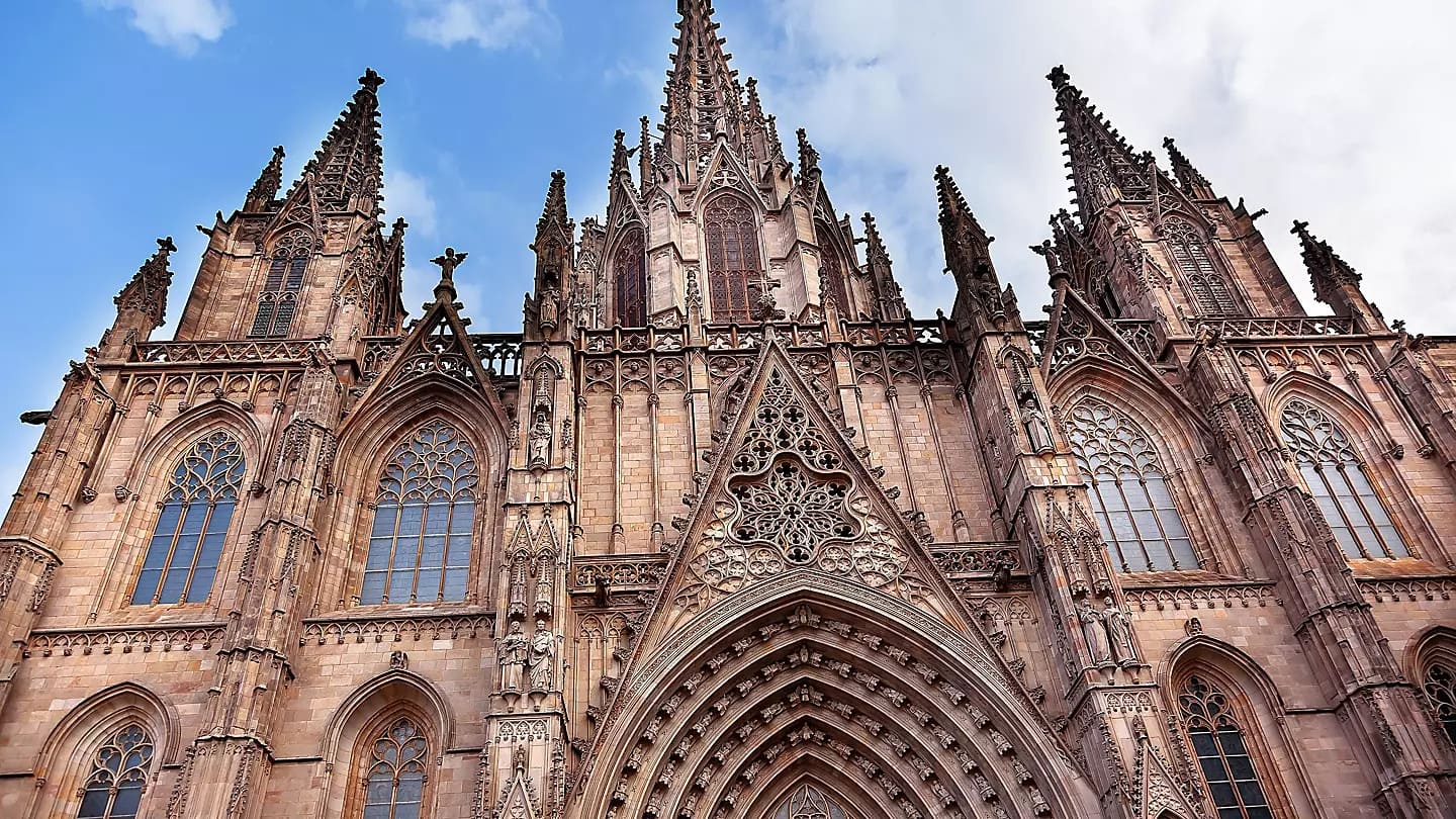 高迪的顛峰之作，伸長脖子思考聖家堂未完成的美。在桂爾公園探索時，處處都會引發您奇思妙想。沿著巴塞隆納標誌性的海濱漫步，呼吸帶有鹹味的海洋空氣。每當您從這個風景如畫的港口起航時，都可以沉浸在加泰隆尼亞文化中。