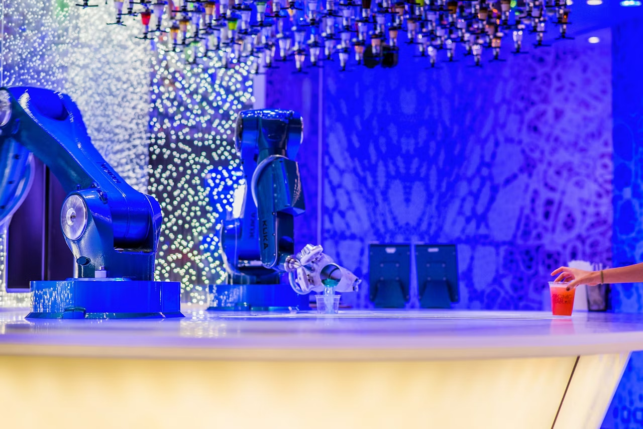 冰石流淌，有如你杯中的 Pimm's 皮姆酒靈動—這兩位機械人酒保絕對深諸搖酒、攪酒與倒酒技巧，變幻出無窮無盡的美味雞尾酒款式，從經典馬丁尼顫酒、長島冰茶以至你設計的自訂酒品，一概難不到他們。 