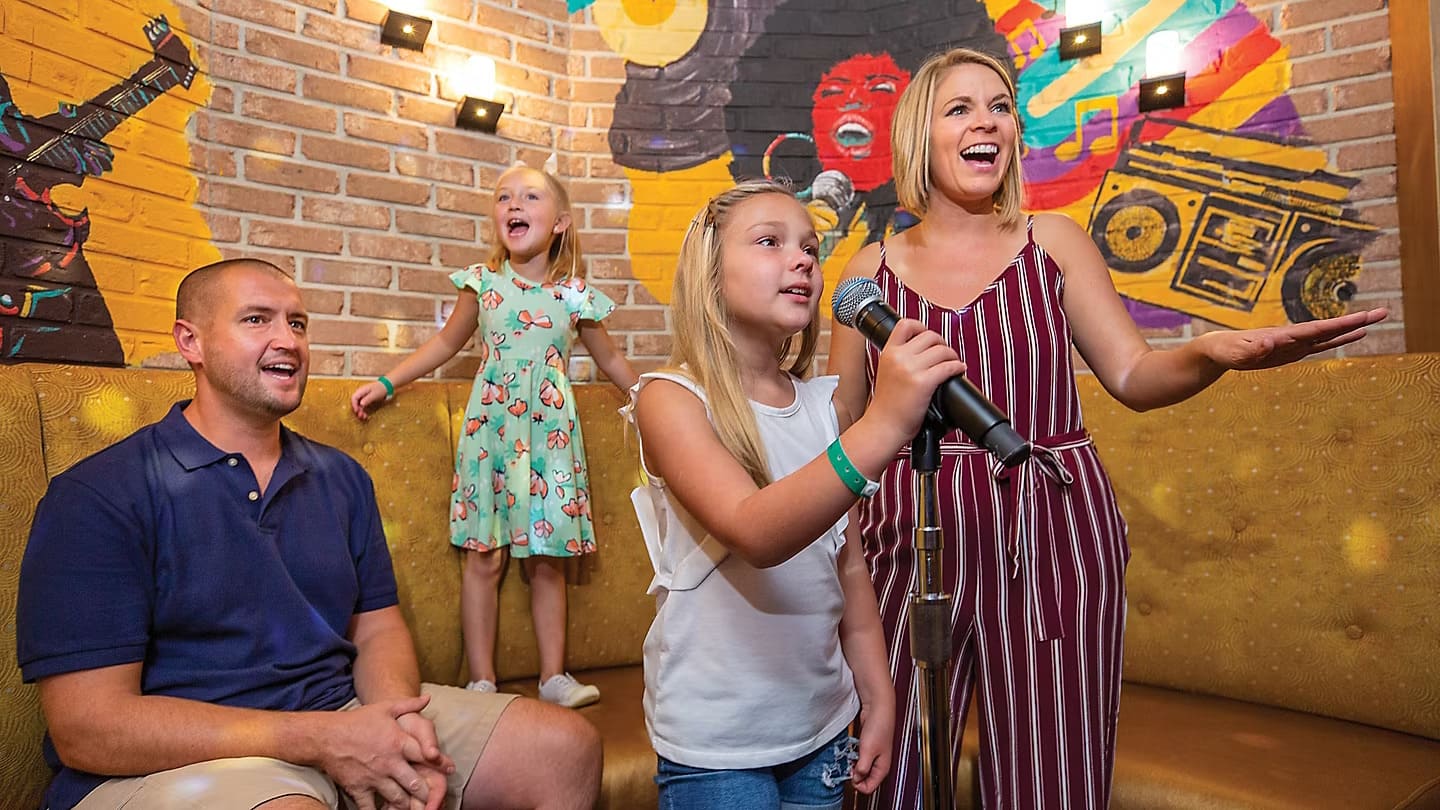 只是二重唱，這不是聲音檢查。這是 Spotlight℠ 卡拉 OK，一個全新的場所，所有的目光和耳朵都集中在您身上。由專門的主持人在主舞台上大放異彩，或在私人房間舉辦您自己的表演。無論哪種方式，您都將在巡航中以高調結束夜晚。