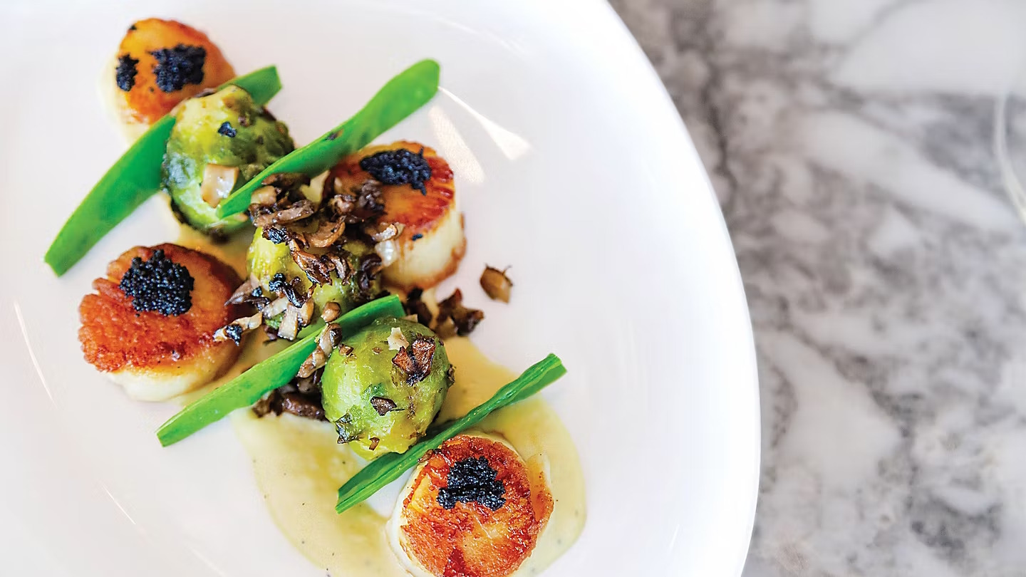 Coastal Kitchen 專為套房客人和 Pinnacle Club 會員提供，融合了地中海風味和來自加州的農場新鮮風味。這裡的菜單充滿了太平洋海岸美食和地中海風格的主菜，輪換以突出美味的時令食材。您可以為每一口食物搭配一杯或一瓶葡萄酒，其中包括從陽光普照的納帕山谷到托斯卡納金綠色山丘的年份葡萄酒。