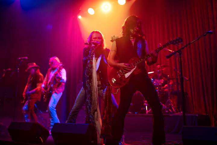 今晚出去玩，在音樂廳，沒有一個夜晚聽起來與上一個夜晚相同。從舞池的任何地方都可以看到前排的翻唱樂隊的搖滾樂，就像真實的樂隊一樣，或者在一個私密的隱蔽角落裡喝著您最喜歡的雞尾酒欣賞場景。