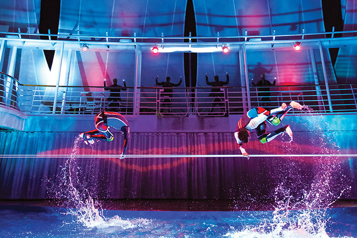 壯觀的高空跳水，這就是水與戲劇相遇的地方。奧運等級的跳水選手高高躍入空中，表演令人著迷的特技和空中雜技，最後完美潛入遊輪最深的水池。