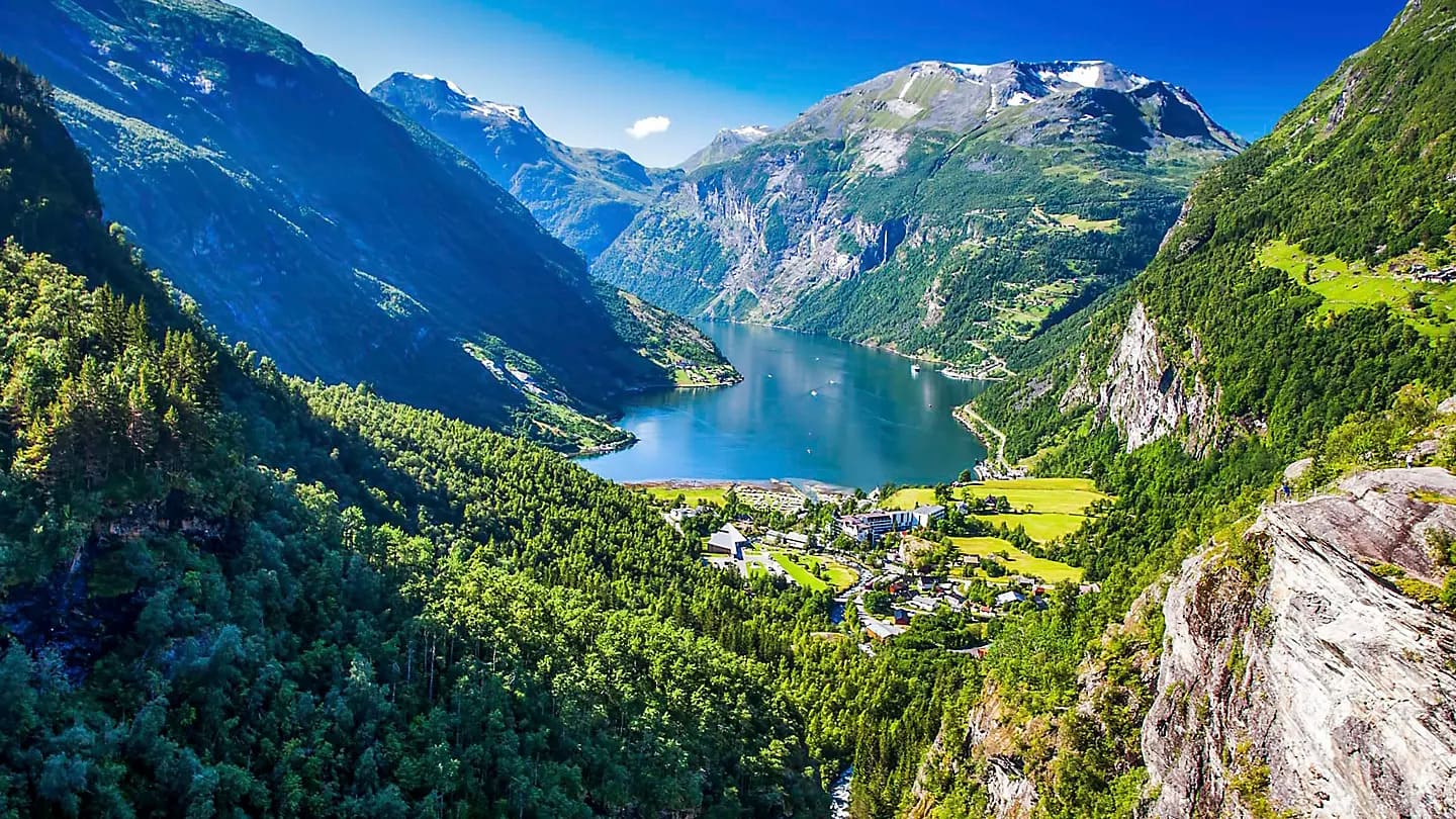 北歐風光或西班牙風光，從南安普敦出發，開始前往挪威或西班牙的旅程。將目光投向挪威奧爾登晶瑩剔透的冰川或森林綠色的峽灣，或向南前往西班牙，在拉科魯尼亞的羅馬廢墟中漫步。準備好探索比以往更多的東西。