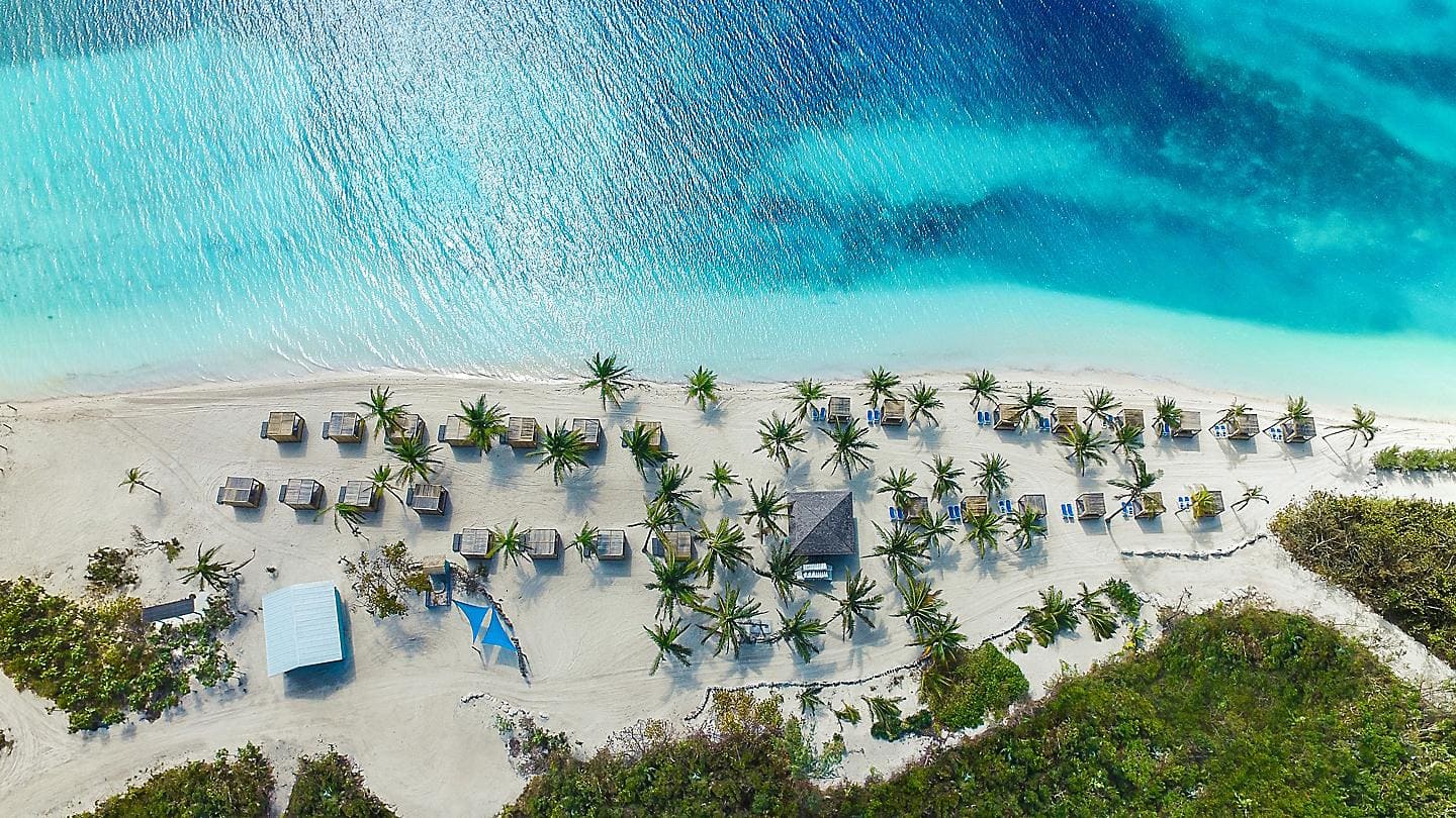 盡享熱帶風情，寒冷季節到臨之際，你不妨選乘海洋綠洲號，來一趟 7 晚探險旅程探索西加勒比地區活力四射的海岸。。乘遊輪前往享受可可灣的完美一天，體驗全北美洲最高的水滑道，並在巴哈馬群島上最大型淡水游泳池的池畔酒吧呷杯飲品。為愛侶締造甜蜜回憶，又或帶全家人玩個痛快！