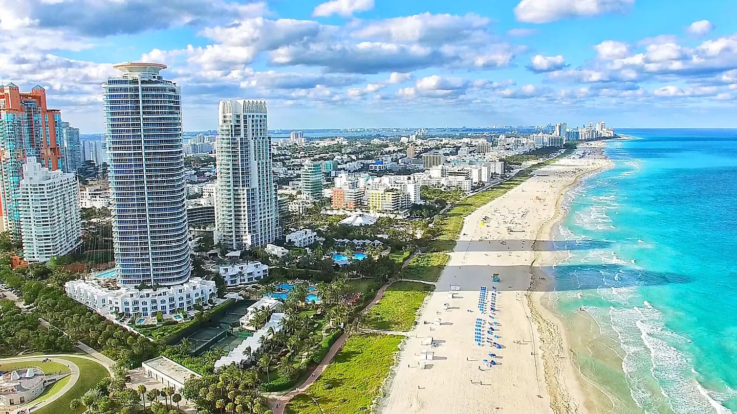 從邁阿密展開畢生難忘的旅程，乘坐升級海洋獨立號®從邁阿密出發，展開精彩難忘的探奇之旅。到我們在海地的私屬島嶼拉巴第盡享刺激活動，體驗長達半英里的海上鋼索飛行。在法爾茅斯攀登標誌性的鄧恩河瀑布。在佐治城的開曼海龜中心與海龜和熱帶魚一起暢泳。這就是你一直在等待的完美度假遊。