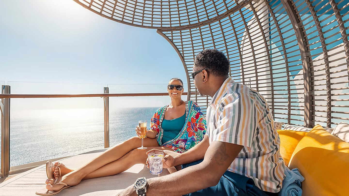 天空套房和星空套房的客人擁有比以往更多的休息時間來放鬆身心——無論是室內還是室外。例如專門的套房酒廊，設有設備齊全的酒吧和每天供應的開胃小菜，距離陽光甲板僅幾步之遙。 