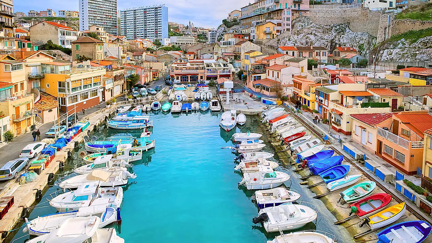 優美如畫法國，馬賽，無論是身處於有橄欖樹點綴和四面圍有薰衣草的迷人鄉村之中，還是準備好在美麗海灘全日享受日光浴，甚至是到訪熙來攘往的市場或藝術古蹟，普羅旺斯之旅皆可讓你體驗典型法式生活。來到了當然少不了要到小酒館，品嚐馬賽的馬賽魚湯。