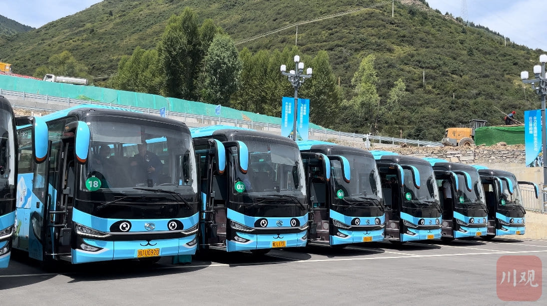 黄龙九寨站的景区接驳车。陈俊伶 摄（soucre:https://sichuan.scol.com.cn/ggxw/202408/82598468.html）