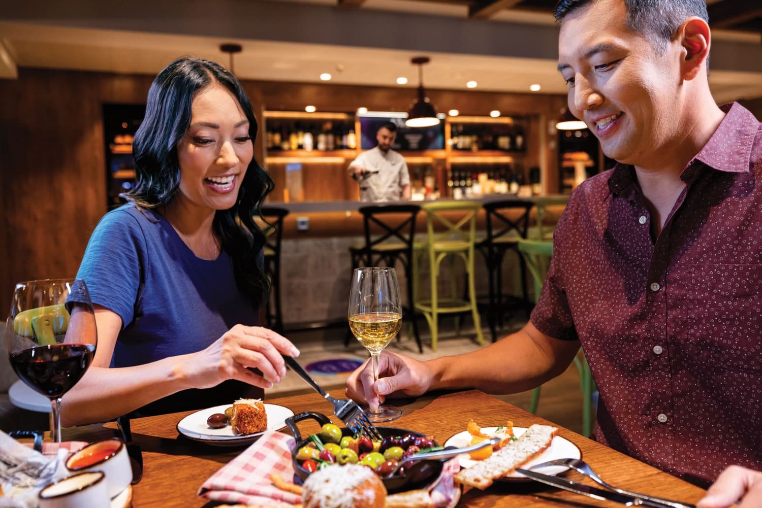 新的喬瓦尼意大利廚房和酒吧每天供應週日晚餐。菜單突出舊世界經典菜餚，包括撒丁島製作的醬汁小牛肉肉丸和搭配濃鬱菊苣奶油的寬麵條。為一份直接從烤箱送來的手拋披薩留出空間。找到與葡萄酒的完美搭配名單從桑嬌維塞到超級托斯卡納。