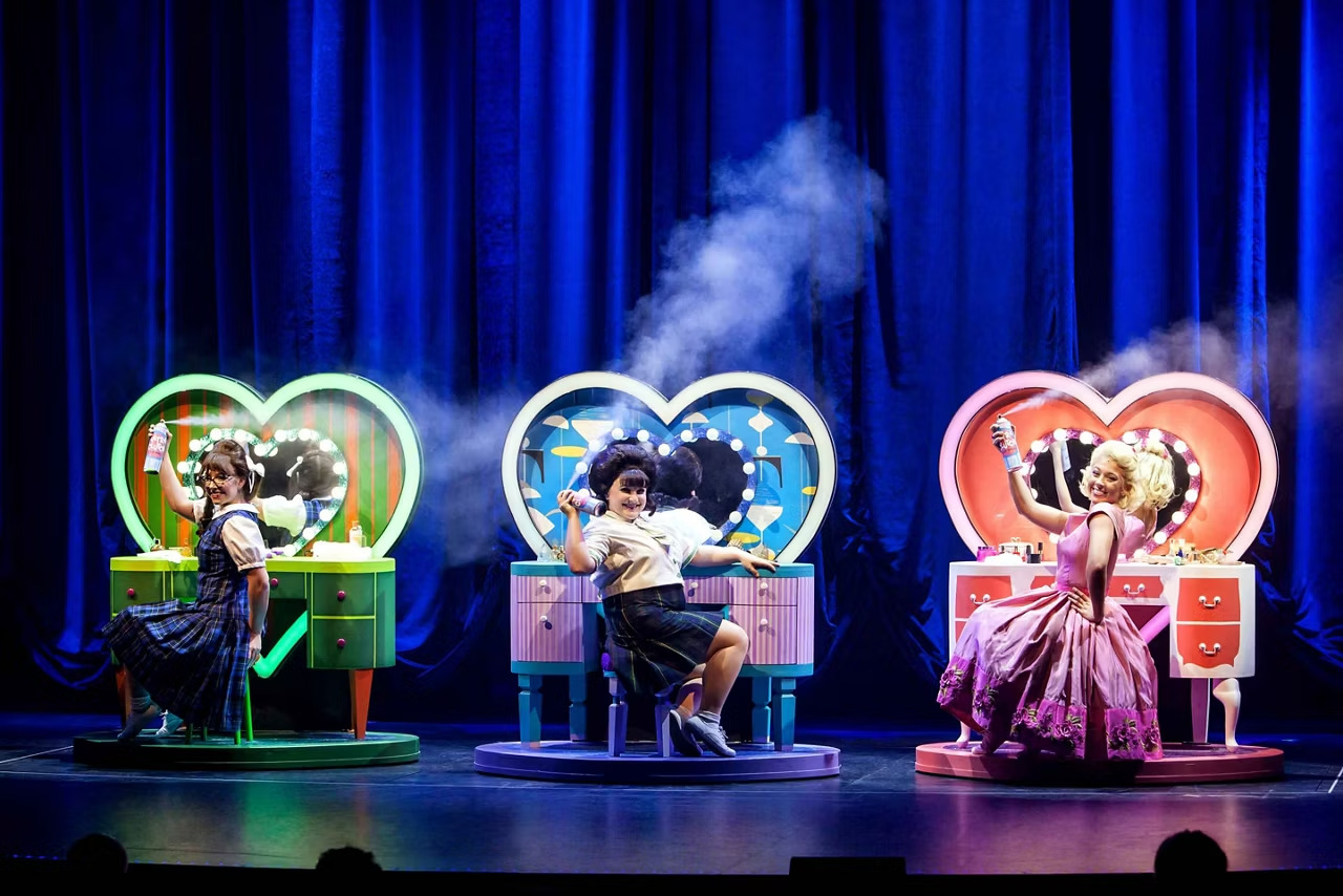 在百老匯度過一個夜晚，欣賞史上最熱門的舞台表演之一—髮膠。當您觀看 Tracy Turnblad 搶盡風頭並追隨她的夢想時，這是一個絕佳的機會，可以大聲唱出您最喜歡的讓人感覺良好的歌曲。