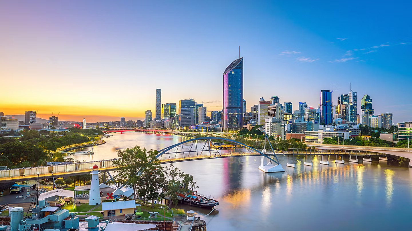 來自布里斯班的大膽刺激，從布里斯本出發時，全力以赴。在孤松無尾熊保護區 (Lone Pine Koala Sanctuary) 度過無尾熊般的時光，並前往庫薩山 (Mount Coot-tha) 欣賞令人難以置信的美景。然後啟航前往雪梨著名的歌劇院、維拉港的藍色潟湖和努美阿等必​​看景點，在那裡您可以探索世界上最大的堡礁之一新喀裡多尼亞堡礁。