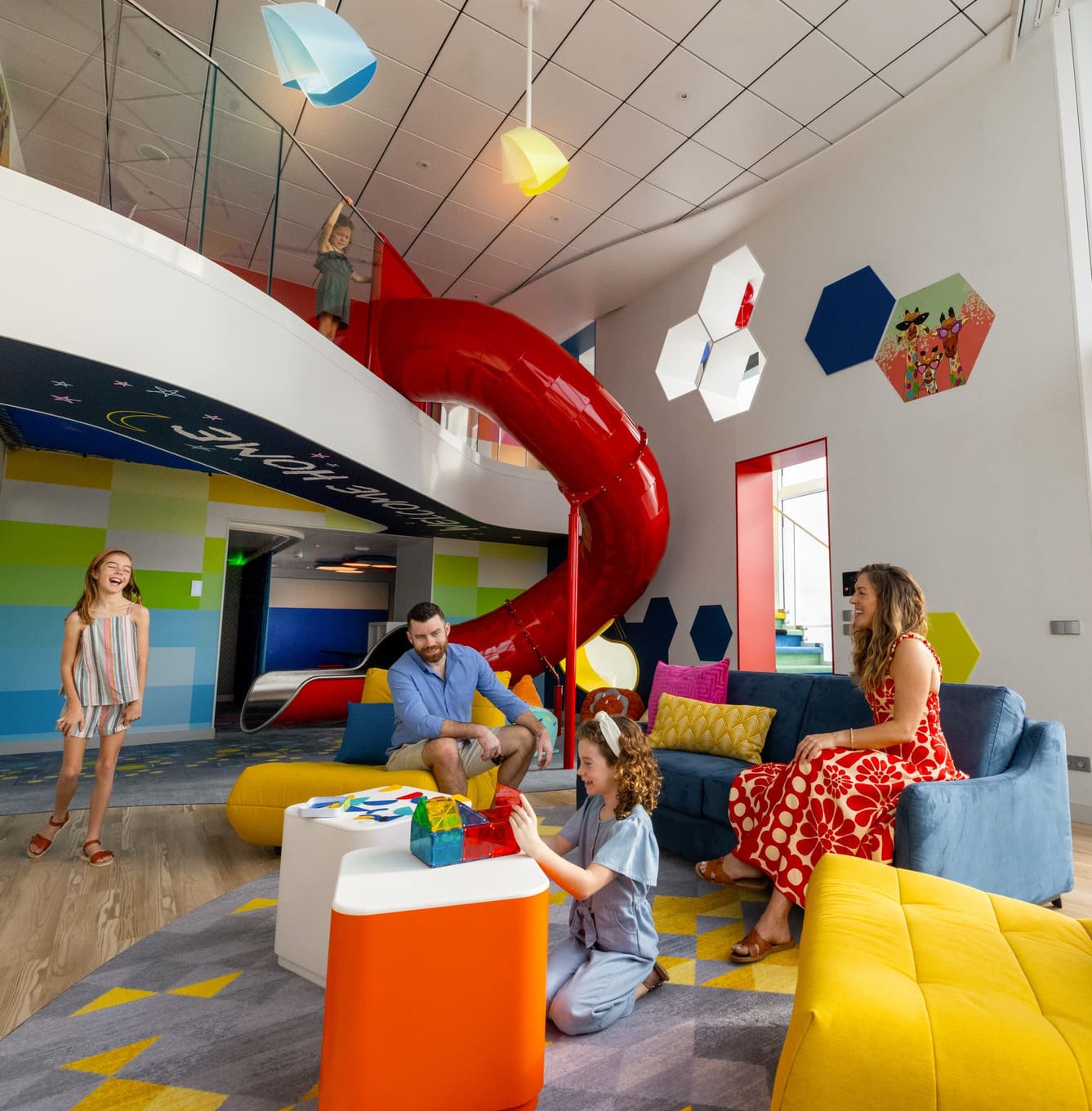 終極家庭聯排別墅，這個充滿冒險的廣闊墊子提供了三個令人難以置信的驚喜——就像套房一樣滑梯、隱密的角落、卡拉 OK 台，甚至還有私人露台層距離 Surfside℠僅幾步之遙鄰裡。將滑梯滑入
有史以來最酷的客廳，隱藏的角落等待著有待探索。電影室佈景無與倫比的電影之夜和卡拉 OK 演唱會有爆米花機和怪獸主題沙發床。私人庭院是您的新寵乒乓球比賽的懸掛場地。Surfside 的樂趣和水花僅幾步之遙。