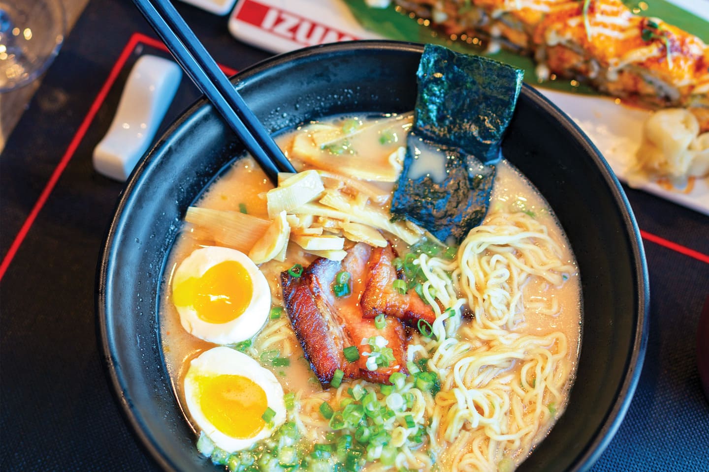 來到 The Hot Pot，你可以在餐桌上親手烹製中式火鍋；「泉」日本料理的手握壽司滋味鮮美；而名廚 Jamie Oliver 主理的 Jamie's Italian 家庭式托斯卡尼菜餚暖心溫馨。身處海洋量子號，你的味蕾亦將踏上環遊世界之旅！