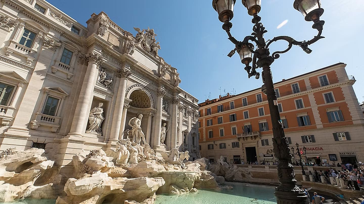 全情投入整趟意大利遊輪之旅，地中海遊輪是品嚐意大利星級佳餚和觀賞星級地點的最佳方法。你可在參觀意大利羅馬鬥獸場後前往羅馬 Cacio e Pepe 細味美食。在佛羅倫斯登上比薩斜塔後，必定一試肉汁飽滿的佛羅倫斯大牛排。到訪維蘇威火山或那不勒斯的新古典主義新耶穌教堂後，來一塊正宗那不勒斯披薩補充體力