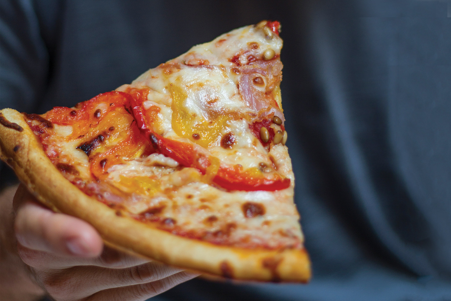 想輕鬆快捷地來一頓新鮮速食？你毋須再等，可按個人時間表到帆船自助餐廳用餐；又或到 Dog House 自選熱狗配料，並在索倫特餐廳大啖紐約風味披薩薄餅。在海洋量子號上，每份外賣美食都如斯滋味豐腴！ 