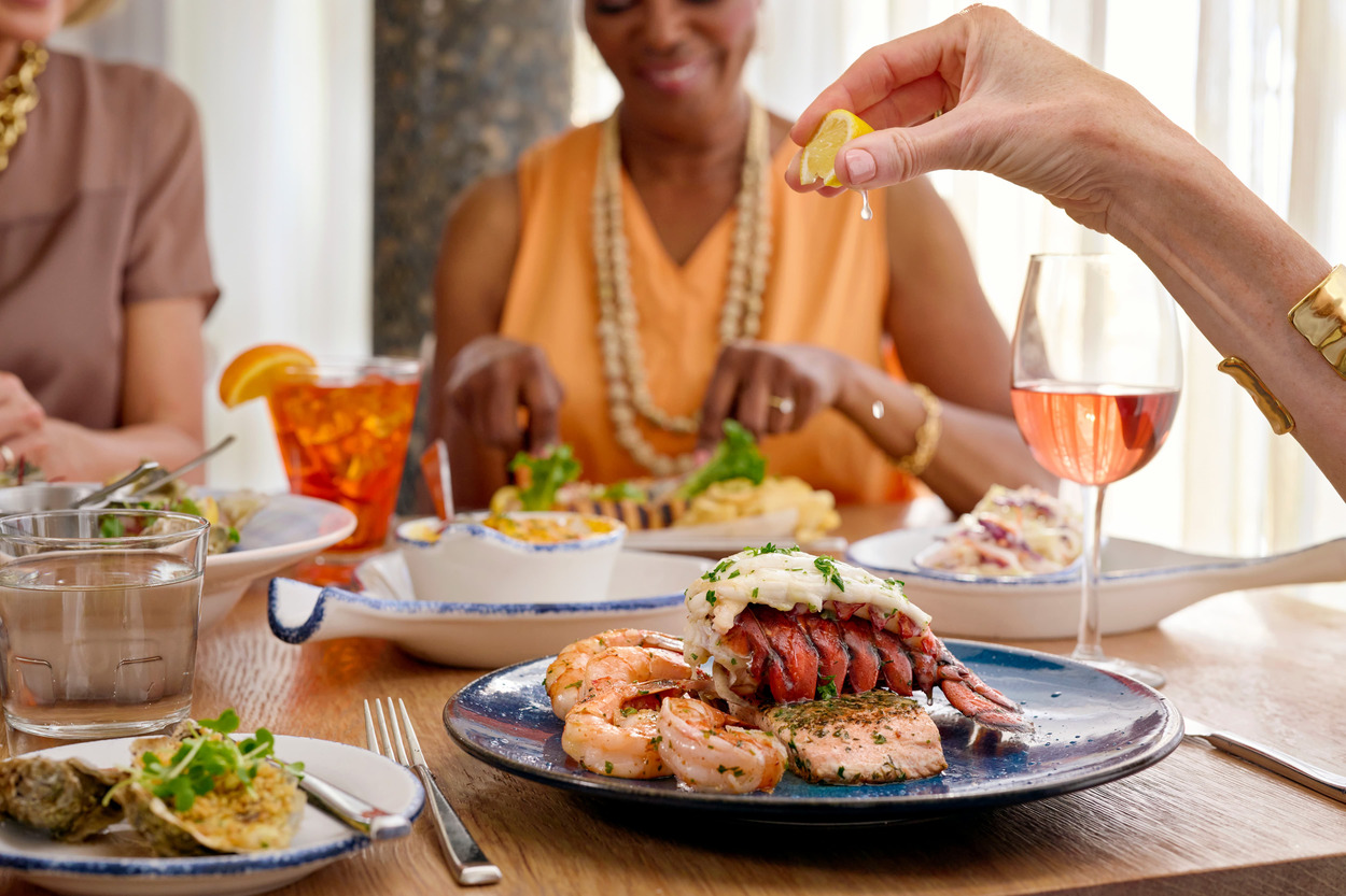 如果您想品嚐真正的新英格蘭風味海鮮，Hooked SeafoodSM 就是那個地方。尋找你最喜歡的海岸口味，如酥脆的金黃馬裡蘭蟹餅、入口即化的緬因龍蝦卷或剛去殼的牡蠣等原始酒吧的最愛。不要錯過甜點，享受夏日的頹廢味道