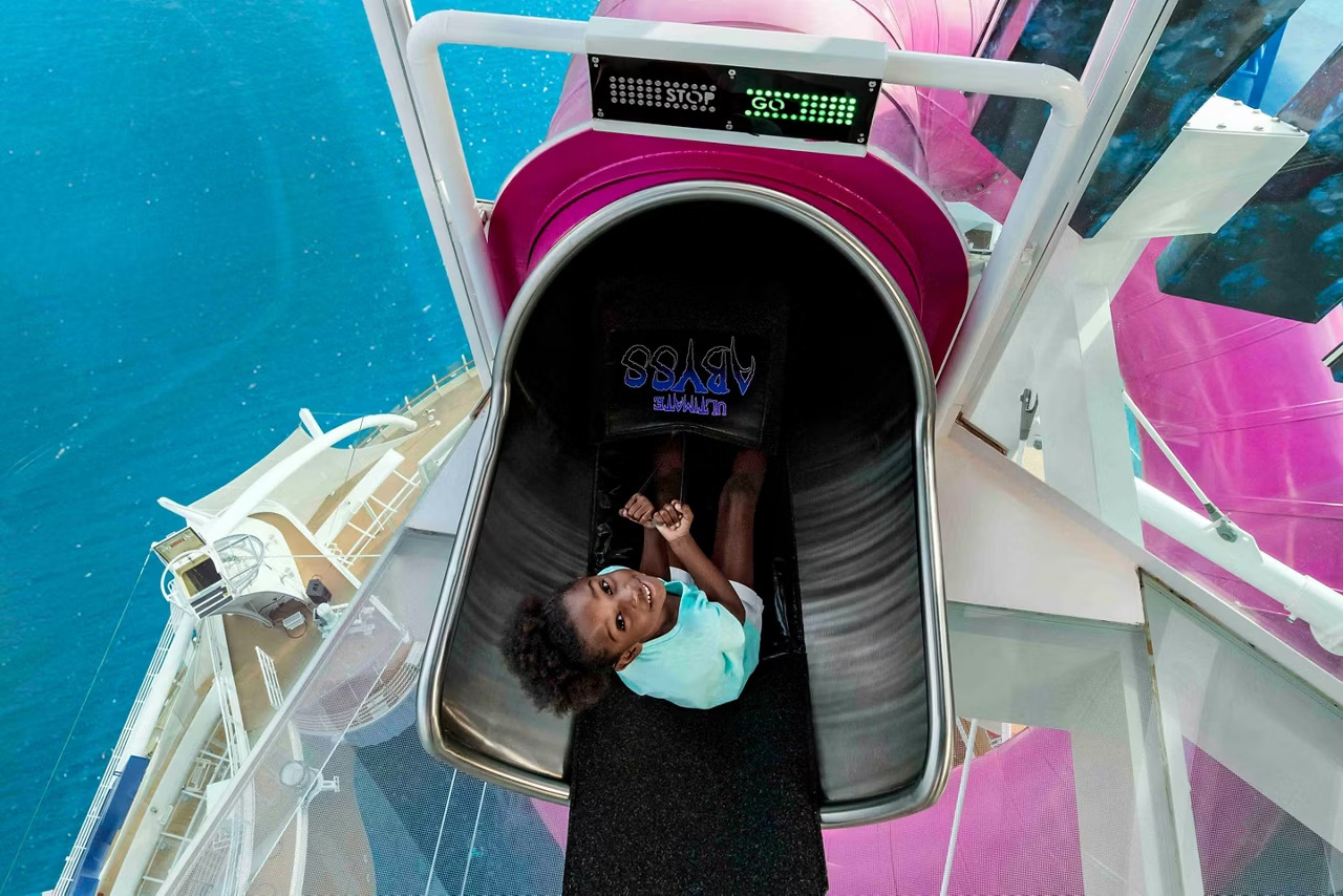 處處刺激，走到邊緣，凝視黑暗，從海上最高的滑梯 Ultimate Abyss℠ 縱身躍下 10 層樓——如果您足夠勇敢的話。或體驗扭轉、旋轉、刺激的水滑道三重奏「完美風暴℠」。