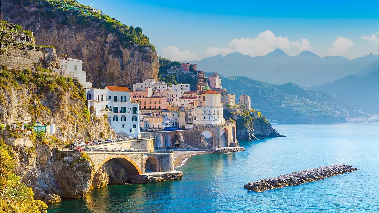 從嶄新角度欣賞歐洲最經典海岸。何不從北極星號的 300 英尺高空勾畫聖托里尼的海濱懸崖，又或從 270 度景觀廳的全景雙層觀景窗遠眺地中海的澄藍水域，同時航向以弗所、雅典、米科諾斯島等目的地？