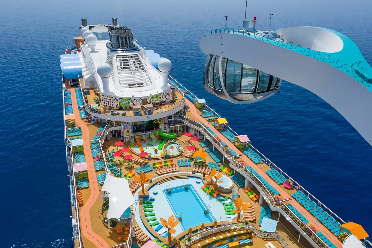 探索更多甲板空間，登上重新設計的上層甲板，體驗史上最具互動性的街機遊戲。在 RipCord® by iFLY® 跳傘模擬器上感受自由落體的自由。泳池甲板完全融入了島嶼氛圍，設有兩個度假村風格的泳池、大量陰涼的小屋和吊床，以及兩層樓的 Lime and Coconut® 酒吧