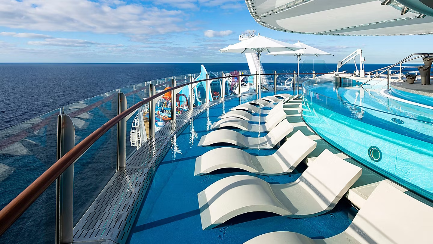 皇家加勒比有史以來第一個套房陽光甲板為皇家套房級的賓客帶來史詩般的專屬陽光體驗。無邊際泳池、俯瞰大海的水下躺椅以及專為套房客人提供的設施齊全的酒吧，將日光浴提升到令人放縱的程度。