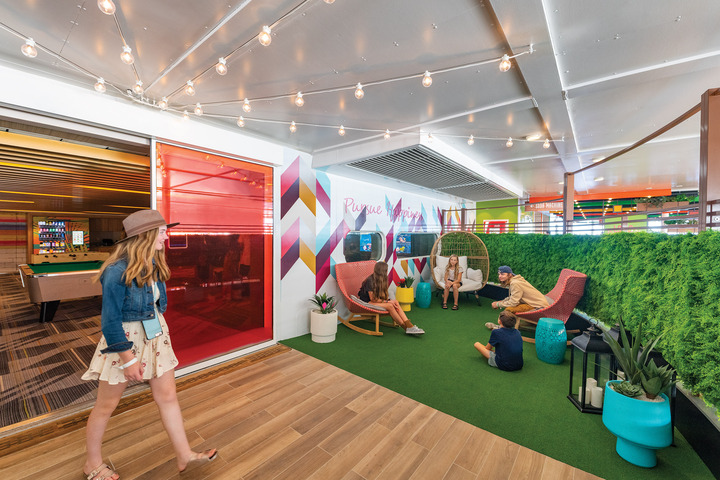 藏身處聚會場所，讓我們面對現實吧，青少年希望能夠自由選擇如何度過在船上的時間。在 Amplified Oasis of the Seas® 上， 13 至 17 歲的孩子可以享受專屬的全新休息室，享受音樂、電影、遊戲，甚至還有戶外露臺。 