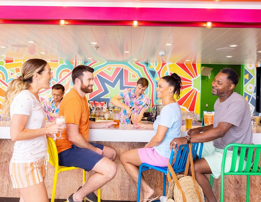 您最喜歡的玉米餅、墨西哥捲餅和油炸玉米粉餅的外帶店已經升級了一個檔次。進入 Cantina Fresca℠——El Loco Fresh® 的節日酒吧，供應最大膽的海上墨西哥雞尾酒。品嚐不容錯過的加冰鳳梨墨西哥胡椒瑪格麗塔的香料。或選擇您最喜歡的瑪格麗塔口味，包括草莓、芒果和百香果等。有史以來第一次，全天享用各種清爽的阿瓜弗雷斯卡。