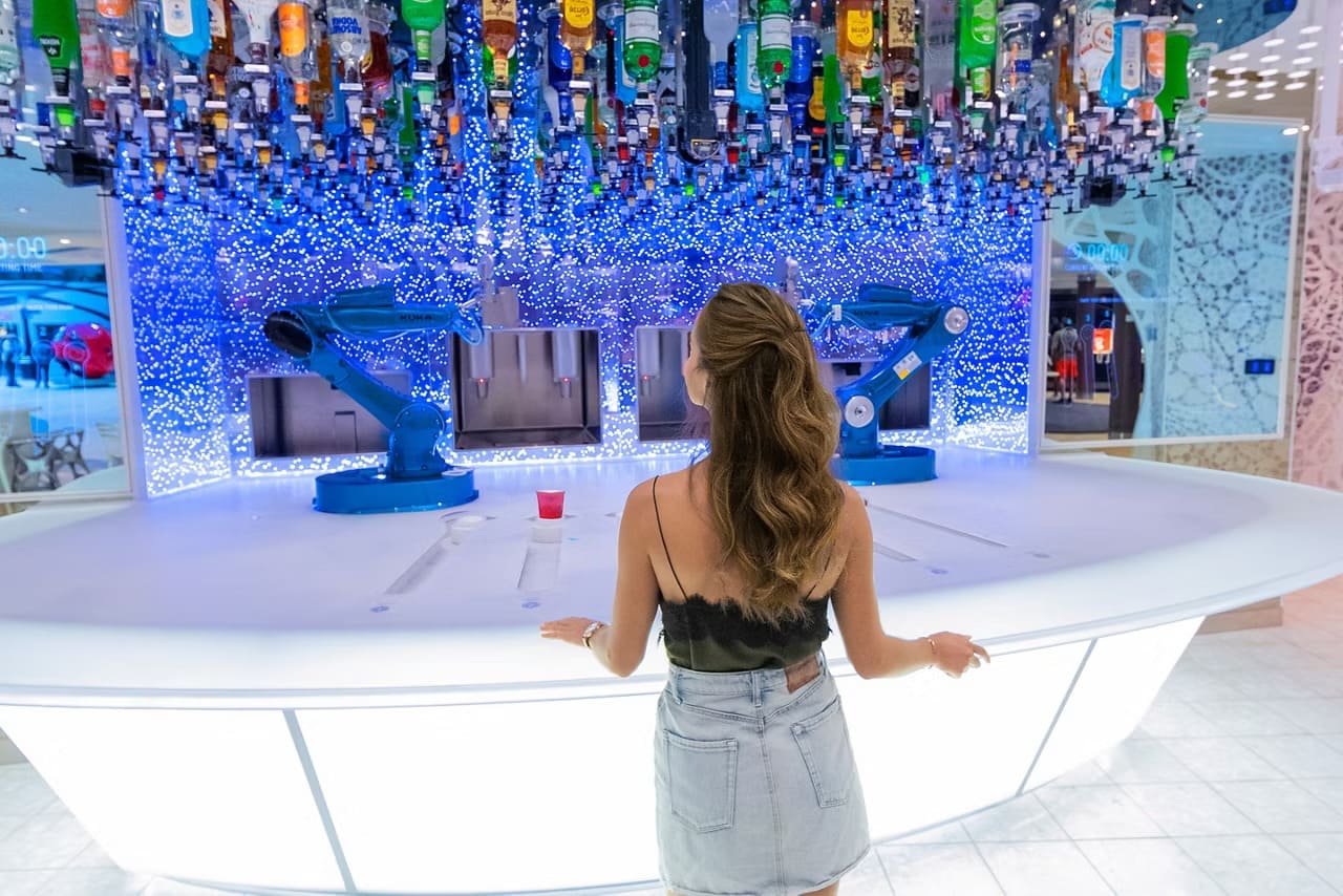 大人的美好時光，當孩子們玩耍時，您可以在 Bionic Bar® 品嚐編碼雞尾酒，暫時脫離現實，與冒險夥伴重新建立聯繫，或者在 150 Central Park 享用高級盛宴，然後在滑冰表演。