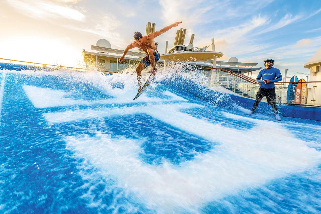 在長達 40 英尺的急流騎士®*模擬沖浪上感受駕馭無盡海浪的刺激體驗。抓緊你的滑浪板蓄勢以待，30,000 加崙的刺激巨浪正向你湧來。以滑浪高手的矯健從水面滑過，或接受挑戰力保平衡。