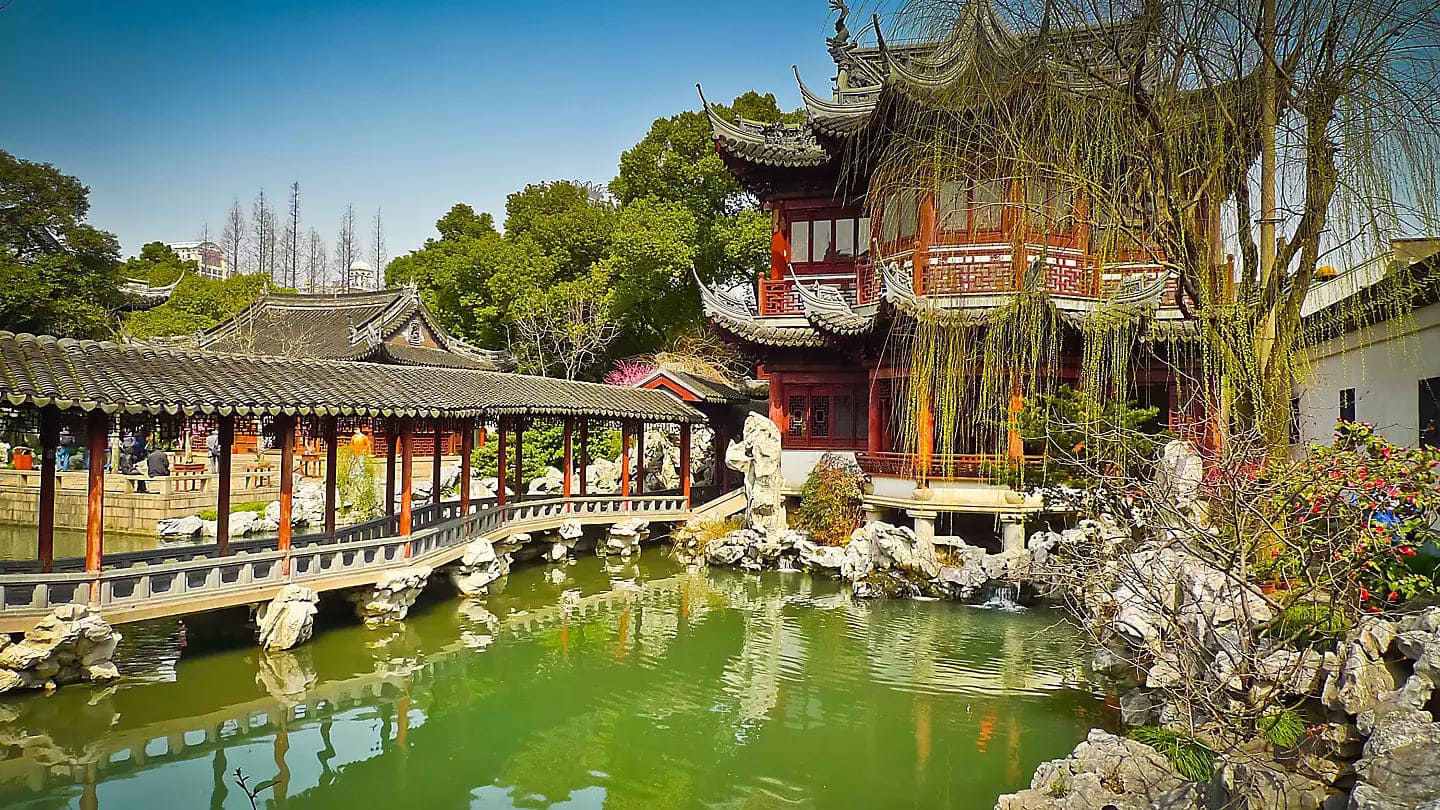 瞄準上海，您的冒險之旅在啟航之前就從上海開始。這裡有無數讓您投入中國文化的機會，例如大快朵頤著名的小籠包 (湯包)。漫步在擁有 400 年歷史、竹林密布的豫園中。記得一定要參觀「東方明珠電視塔」 — 這是全球第二高的大樓。