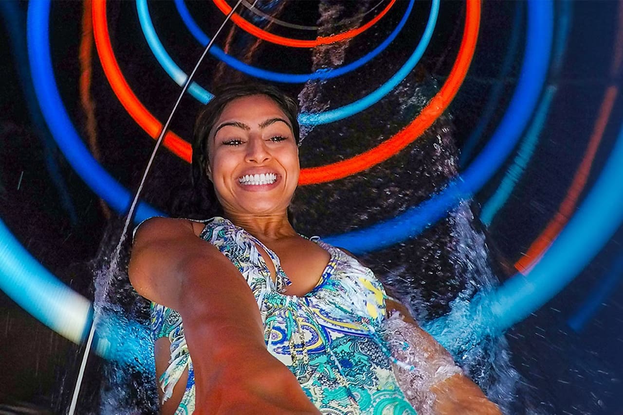 完美風暴，與好友一起，從三個充滿扭曲、轉彎驚險的故事中跳入 Typhoon℠、Cyclone℠ 和 Supercell℠ 滑梯的底部。對於完美風暴℠來說，條件恰到好處。