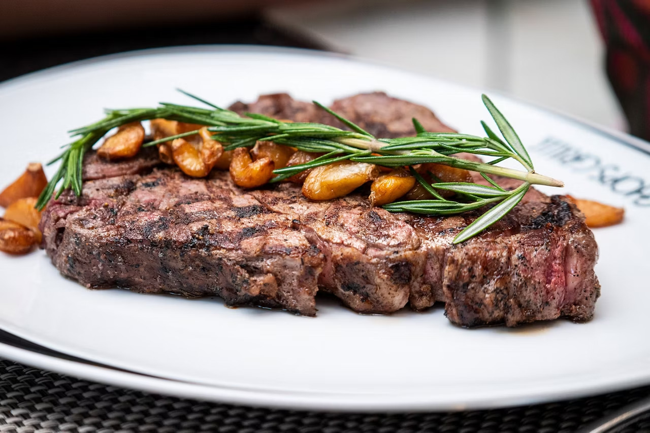 A 級完美，美味的手切牛扒和鮮嫩頂級牛肉，細心烹調，效果完美？是的！多汁的緬因州龍蝦，是否佐以專業烤製的芥末醬和令人懷念的家庭配菜？當然！此外，餐廳更提供 VIP 服務和一系列的酒單，讓你一一品嚐坎帕尼亞以至隆河丘的葡萄酒。十多年來，Chops Grille 美式扒房一直為顧客供應經典牛扒餐廳的美食體驗，讓道道菜式難以忘懷。