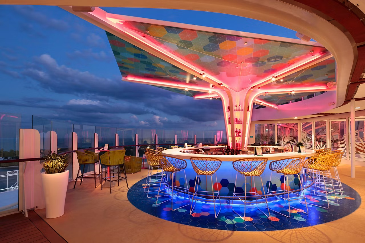 Vue Bar℠ 位於大海之上，是您的終極避難所。一邊品嚐您最喜歡的度假雞尾酒，一邊欣賞如畫的全景。當太陽落山時，馬賽克天篷就會呈現萬花筒般的色彩。